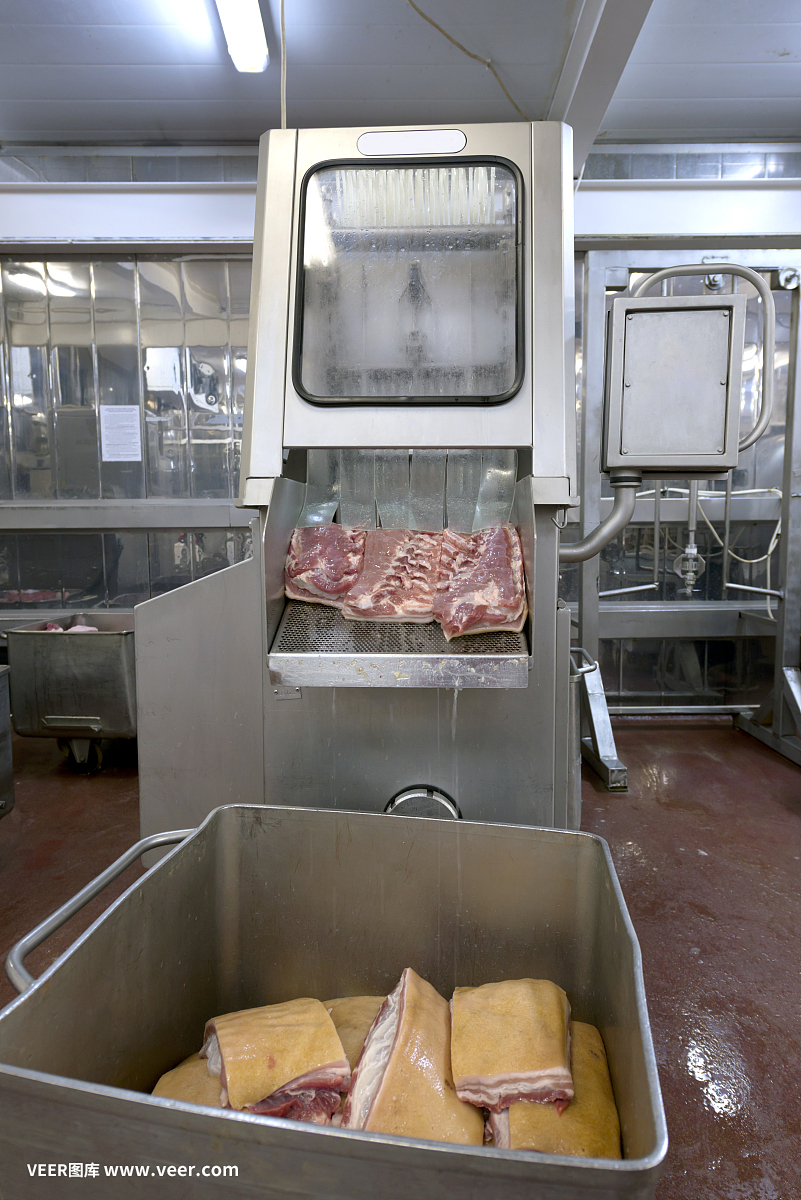 食品工廠的生產(chǎn)線。肉類產(chǎn)品的準(zhǔn)備。